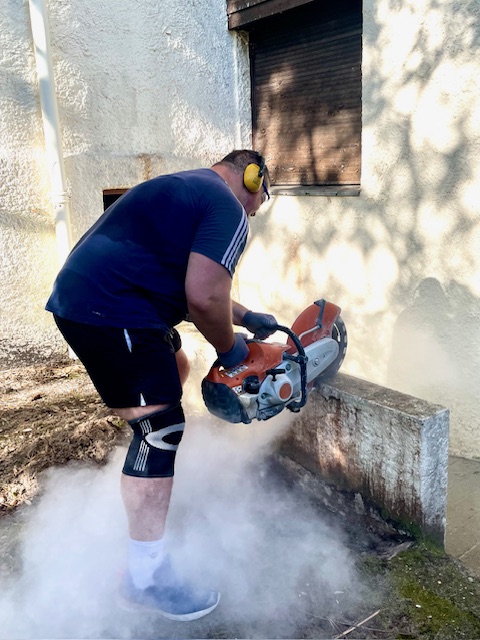 Découpe d'un muret scie thermique